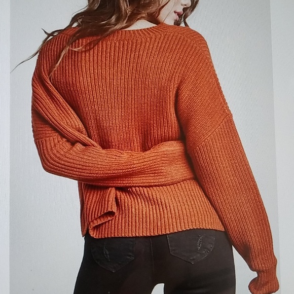 Round neck Long Sleeves sweater - Picture 3 of 5